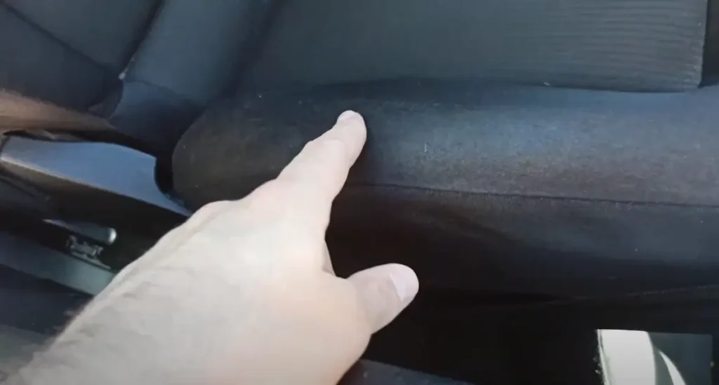 Cómo revisar un coche de segunda mano inspeccionando el interior Cómo revisar un coche de segunda mano inspeccionando el interior
